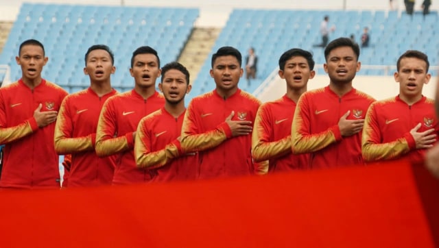 Pemain Timnas U-23 menyanyikan lagu kebangsaan Indonesia Raya sebelum menghadapi pertandingan babak kualifikasi Piala Asia U-23 melawan Thailand di Stadion My Dinh, Hanoi, Jumat (22/3). Foto: Nugroho Sejati/kumparan