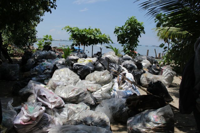  Salah satu titik pengumpulan sampah oleh relawan pembersihan sampah di Pesisir Taman Kabarti Panjang Utara | foto: Latifah Desti Lustikasari/Lampung Geh 