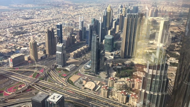 Suasana Kota Dubai dari atas Burj Khalifa. Foto: Elsa Toruan/kumparan