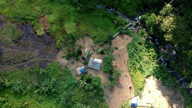 Foto udara permukiman suku Polahi yang berada di tengah hutan dan perbukitan Kecamatan Boliyohuto, Kabupaten Gorontalo, Gorontalo, Kamis (21/3). Foto: ANTARA FOTO/Adiwinata Solihin