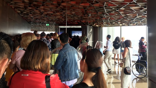 Pengunjung memadati menara Burj Khalifa. Foto: Elsa Toruan/kumparan