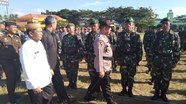 Personil gabungan TNI - Polri saat mengikuti apel gelar pasukan pengamanan pemilu di GOR David - Tonny, Limboto, Jum'at (22/3). Foto : Rahmat Ali