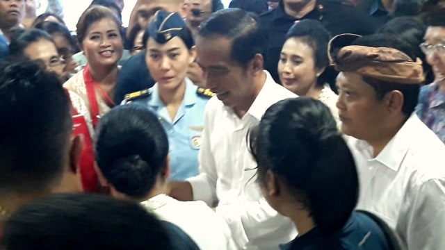 Presiden Jokowi disambut meriah saat membuka Pasar Digital Badung, Bali, Jumat (22/3). Foto: Denita BR Matondang/kumparan