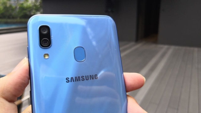 Smartphone Samsung Galaxy A30. Foto: Bianda Ludwianto/kumparan
