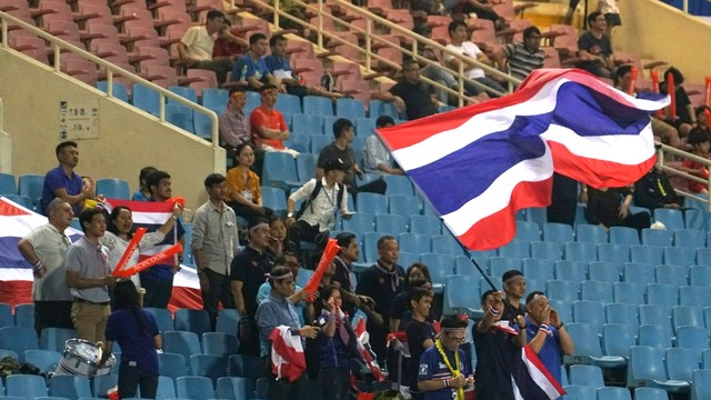 Sejumlah suporter Timnas Thailand di pertandingan babak kualifikasi Piala Asia U-23 Indonesia vs Thailand di Stadion My Dinh, Hanoi, Jumat (22/3). Foto: Nugroho Sejati/kumparan