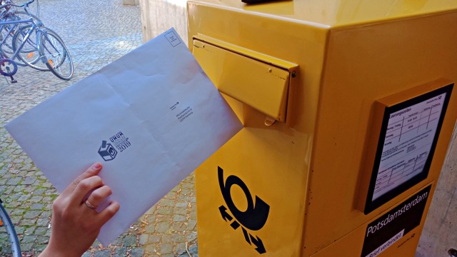 Warga Negara Indonesia, Arieska mengirimkan surat suara lewat Pos di Jerman. Foto: Daniel Chrisendo