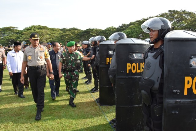 Kapolda Aceh dan Panglima Kodam Iskandar Muda memeriksa pasukan pengamanan Pemilu 2019 di Lapangan Blang Padang, Banda Aceh, Jumat (22/3). Foto: Acehkini