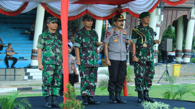 Kapolda Sumbar Irjen Pol Fakhrizal saat memimpin apel kesiapan pemilu di Padang. (Humas Polda Sumbar)