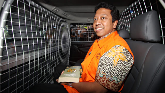 Tersangka kasus dugaan suap terkait seleksi pengisian jabatan di Kementerian Agama, Romahurmuziy berada dalam mobil tahanan seusai menjalani pemeriksaan perdana, di Gedung KPK, Jakarta. Foto: Antara/Reno Esnir