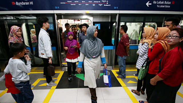 Penumpang antre untuk uji coba publik Moda Raya Terpadu (MRT) Jakarta. Foto: Antara/Rivan Awal Lingga