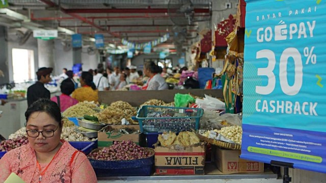 Layanan transaksi Gopay di Pasar Badung. Foto: Dok. Gojek