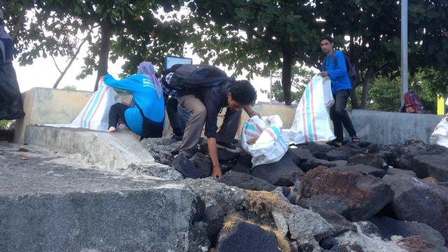 Tampak sejumlah mahasiwa MSP Unkhair melaksanakan pembersihan pantai di pesisir Kelurahan Toboko, Ternate. (Foto: Istimewa)