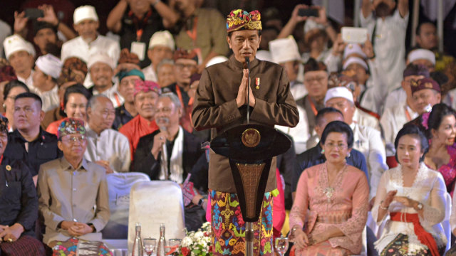 Presiden Joko Widodo memberikan salam saat menemui tokoh dan masyarakat Bali di Taman Budaya Bali, Denpasar. Foto: Antara/Fikri Yusuf