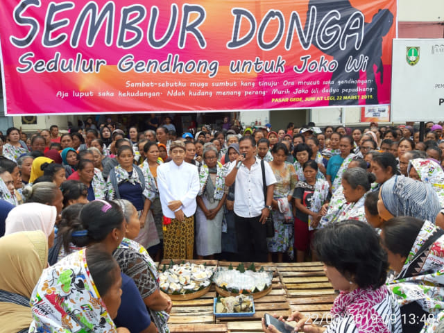 Sejumlah pedagang dan buruh gendong berkumpul i depan pintu masuk Pasar Gede, Solo, Jawa Tengah, untuk dukung Joko Widodo bisa terpilih kembali menjadi presiden. (Agung Santoso)