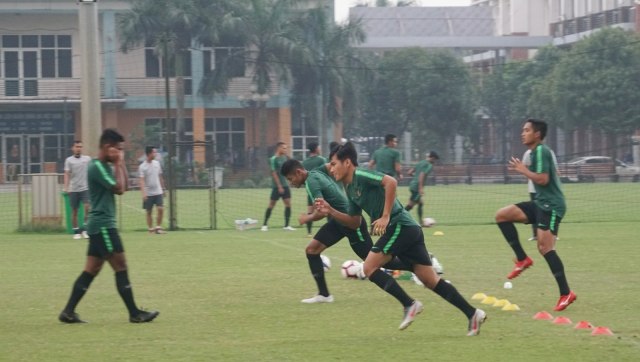 Sejumlah pemain Timnas U-23 melakukan sesi latihan di VFF Sport Complex My Dinh, Hanoi, Sabtu, (23/3). Foto: Nugroho Sejati/kumparan