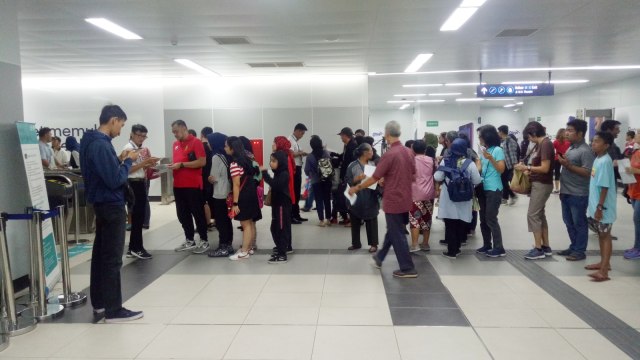 Sejumlah penumpang memadati hari terakhir uji coba MRT Jakarta di Stasiun Bundaran HI, Sabtu, (23/3). Foto: Resya Firmansyah/kumparan
