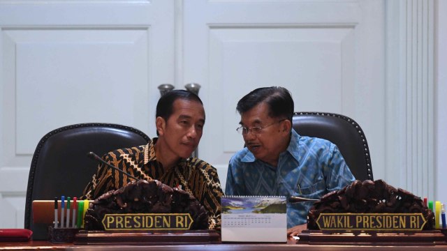 Presiden Joko Widodo (kiri) berbincang dengan Wakil Presiden Jusuf Kalla (kiri) sebelum memimpin Sidang Kabinet Paripurna di Kantor Presiden, Jakarta, Rabu (6/3/2019). Foto: ANTARA FOTO/Akbar Nugroho Gumay