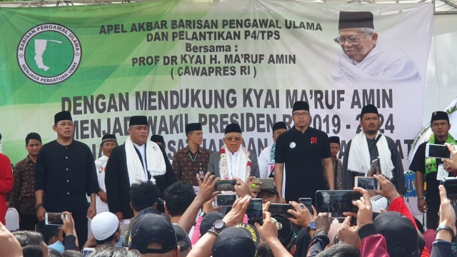Cawapres 01 Ma'ruf Amin (tengah) dalam acara Apel Akbar Barisan pengawal Ulama di Cakung, Jakarta Timur, Sabtu, (23/3). Foto: Rafyq Panjaitan/kumparan