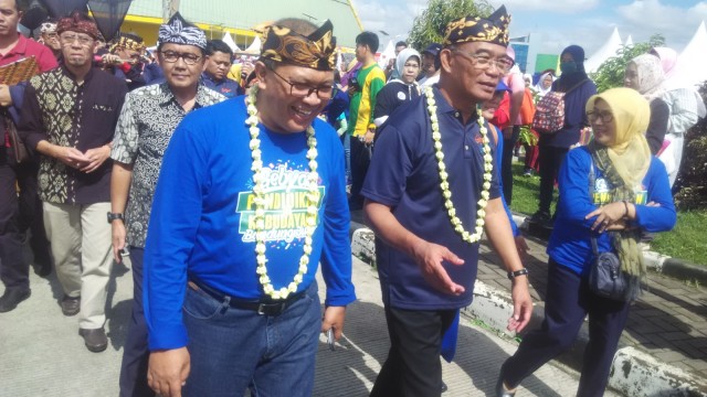 Walikota Bandung, Oded M Danial (kiri) dan Mendikbud Muhadjir Effendy (kedua kanan). Foto: Rachmadi Rasyad/kumparan