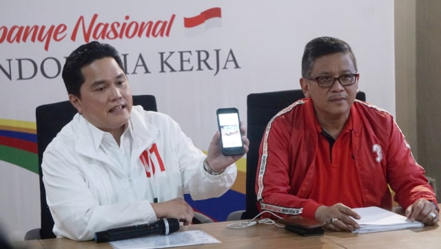 Ketua Tim Kampanye Nasional (TKN), Erick Thohir (kiri) dan Sekjen PDIP, Hasto Kristiyanto memberikan keterangan pers terkait kampanye terbuka Jokowi-Maaruf di Rumah Cemara, Jakarta, Sabtu (23/3). Foto: Fanny Kusumawardhani/kumparan
