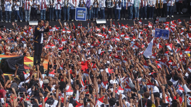 Calon Presiden nomor urut 01 Joko Widodo menyapa pendukungnya saat Deklarasi Alumni Jogja Satukan Indonesia di Stadion Kridosono, DI Yogyakarta, Sabtu (23/3). Foto: ANTARA FOTO/Hendra Nurdiyansyah