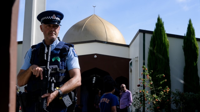 Seorang polisi Selandia Baru berjaga di depan asjid Al Noor setelah dibuka kembali di Christchurch, Selandia Baru, Sabtu, (23/3). Foto: AFP/WILLIAM WEST