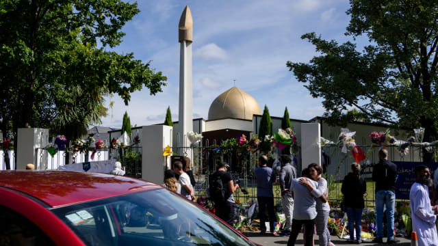 Sejumlah orang berkumpul di luar masjid Al Noor setelah dibuka kembali di Christchurch, Selandia Baru, Sabtu, (23/3). Foto: AFP/WILLIAM WEST