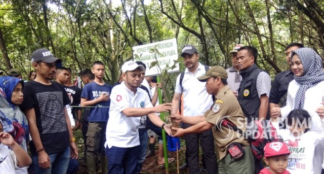 Ketua Relawan Pengusaha Muda Nasional (REPNAS) Eka Sastra, menyerahkan secara simbolis ke Petugas Taman Nasional Gunung Gede Halimun Salak, Sabtu(23/3/2019). | Sumber Foto:Rawin Soedaryanto