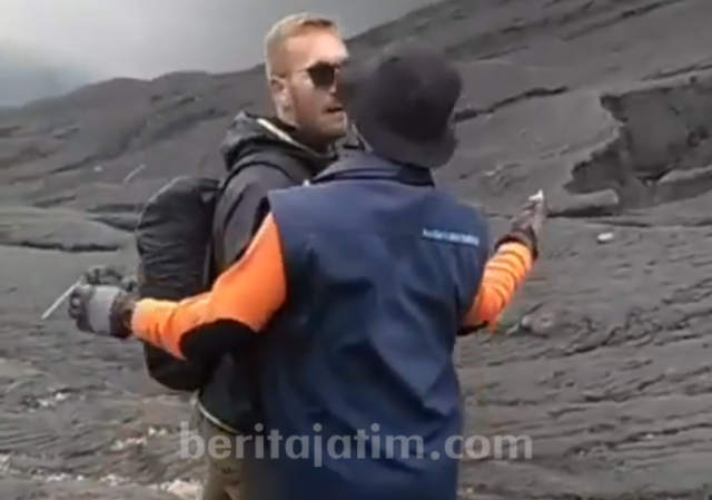 Petugas sedang berusaha mengadang wisatawan yang nekat mendaki Gunung Bromo. Foto: matajitu