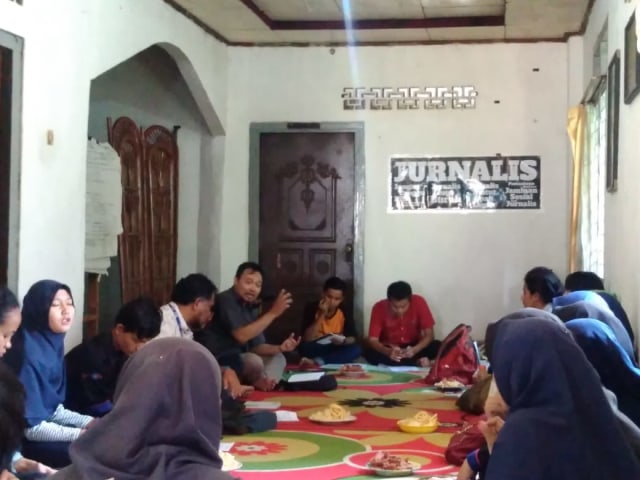 Acara diskusi bertajuk “Membedah Perspektif Media dalam Pemberitaan Kejahatan Seksual dan Kasus Bunuh Diri” di Sekretariat AJI Bandar Lampung, Sabtu (23/3) | foto: Latifah Desti Lustikasari/Lampung Geh