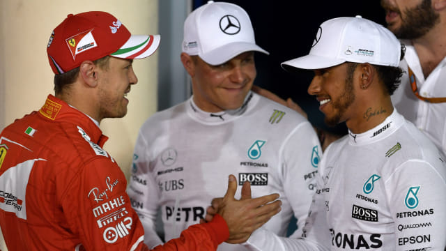Vettel, Bottas, dan Hamilton berbincang usai race GP Australia 2019. Foto: ANDREJ ISAKOVIC/AFP