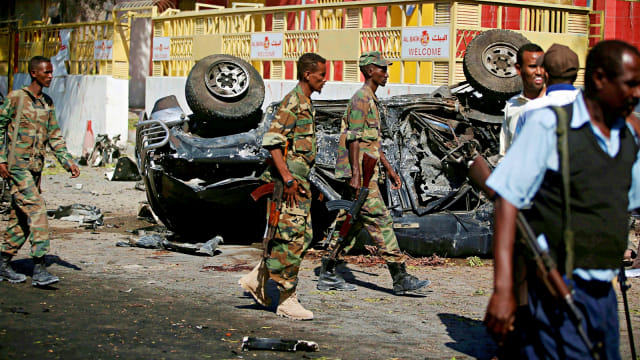 Tentara pemerintah Somalia mengamankan TKP ledakan bom di sebuah restoran yang diduga serangan dari kelompok Islam Somalia al Shabaab di ibu kota Mogadishu, Somalia. Foto: Reuters/Feisal Omar