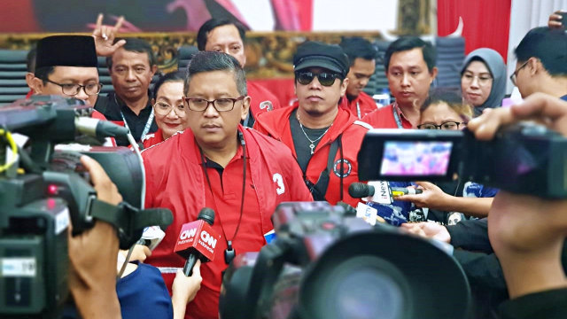 Sekretaris TKN Jokowi-Ma'ruf Amin, Hasto Kristiyanto memberikan keterangan kepada pers usai gelar konferensi pers terkait peluncuran video kampanye terbuka. Foto: Dok. Tim PDIP
