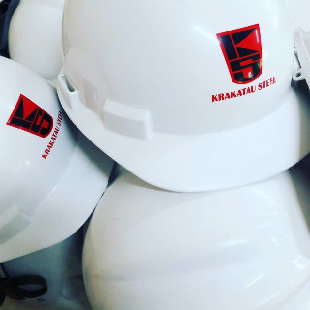 Helm pekerja milik Krakatau Steel. Foto: Facebook/@Krakatau Steel Official