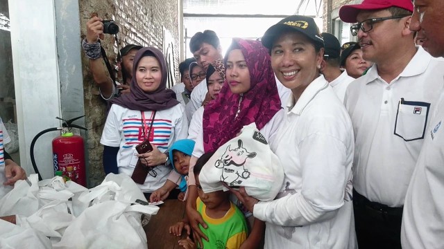 Menteri BUMN Rini Soemarno rayakan ultah di Brebes, Sabtu (23/3). Dalam kesempatan itu, dia membagi-bagikan sembako kepada masyarakat.