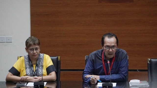 Wakil Ketua KPK, Saut Situmorang (kanan) memberikan pemaparan kepada awak media dalam konferensi pers terkait OTT Krakatau Steel di Gedung KPK. Foto: Fanny Kusumawardhani/kumparan