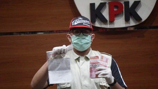 Penyidik KPK menunjukkan barang bukti berupa uang sebesar Rp 20 juta pada konferensi pers terkait OTT Krakatau Steel di Gedung KPK. Foto: Fanny Kusumawardhani/kumparan