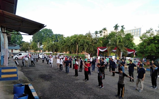 Senam pagi habis subuh, bagian dari program Suling Bambu OJK Jambi untuk mengenalkan perbankan syariah. Foto: Suwandi