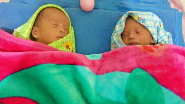 Dua bayi laki-laki kembar yang baru lahir di Kabupaten Bandung Barat dan di beri nama Muhammad Prabowo dan Muhammad Sandiaga. Foto: Dok. Istimewa