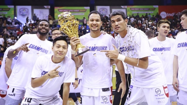 Foto: Stapac Angkat Trofi IBL Usai Menangi El Clasico Basket Indonesia (494853)