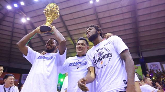 Foto: Stapac Angkat Trofi IBL Usai Menangi El Clasico Basket Indonesia (494856)