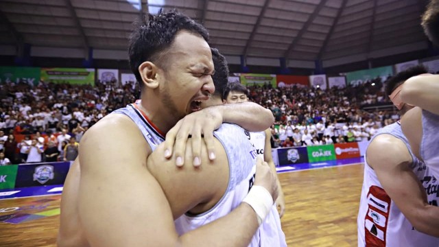 Foto: Stapac Angkat Trofi IBL Usai Menangi El Clasico Basket Indonesia (494852)