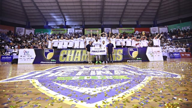 Foto: Stapac Angkat Trofi IBL Usai Menangi El Clasico Basket Indonesia (494851)