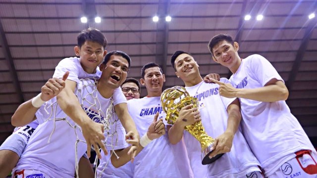 Foto: Stapac Angkat Trofi IBL Usai Menangi El Clasico Basket Indonesia (494854)