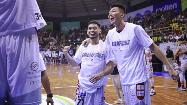 Foto: Stapac Angkat Trofi IBL Usai Menangi El Clasico Basket Indonesia (494850)
