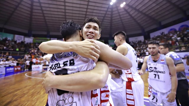 Foto: Stapac Angkat Trofi IBL Usai Menangi El Clasico Basket Indonesia (494846)