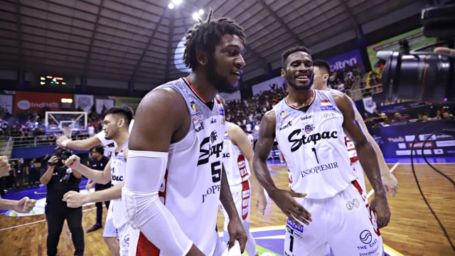 Foto: Stapac Angkat Trofi IBL Usai Menangi El Clasico Basket Indonesia (494847)