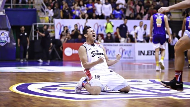 Foto: Stapac Angkat Trofi IBL Usai Menangi El Clasico Basket Indonesia (494845)