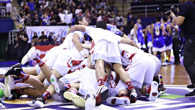 Foto: Stapac Angkat Trofi IBL Usai Menangi El Clasico Basket Indonesia (494844)