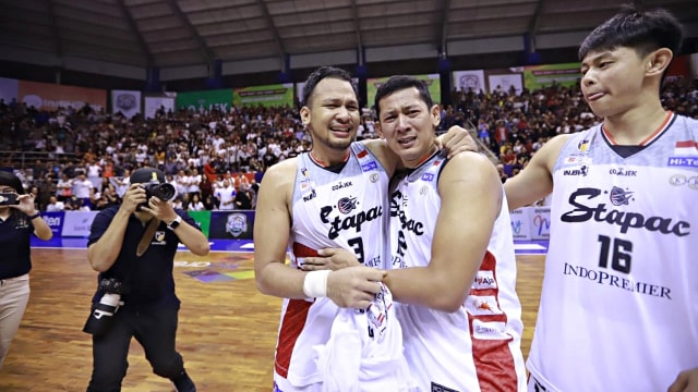 Foto: Stapac Angkat Trofi IBL Usai Menangi El Clasico Basket Indonesia (494849)